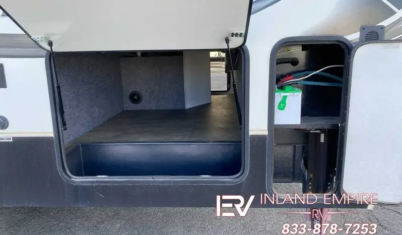 
								2015 Keystone Fuzion Chrome 331 full									