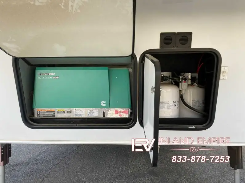 
								2015 Keystone Fuzion Chrome 331 full									