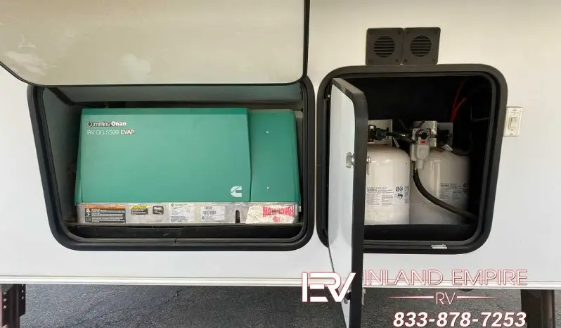 
								2015 Keystone Fuzion Chrome 331 full									