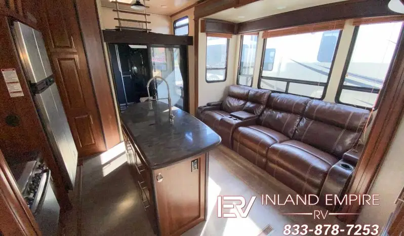 
								2015 Keystone Fuzion Chrome 331 full									
