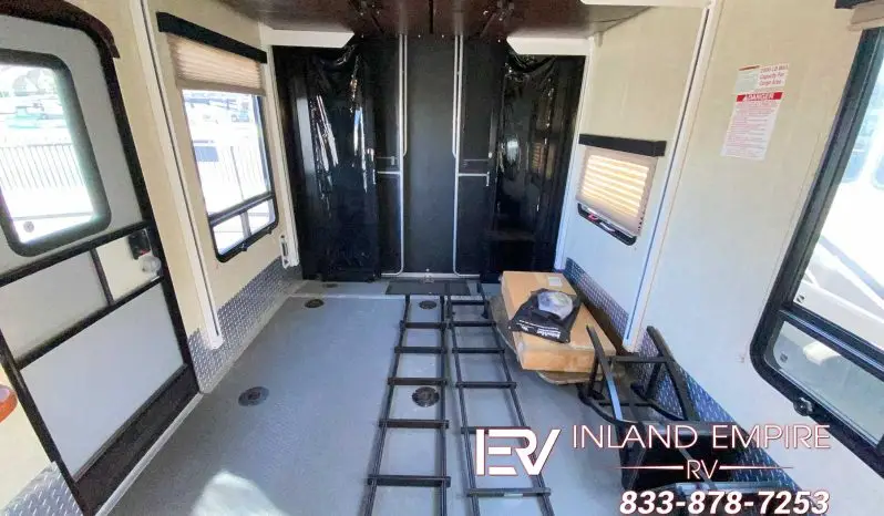 
								2015 Keystone Fuzion Chrome 331 full									