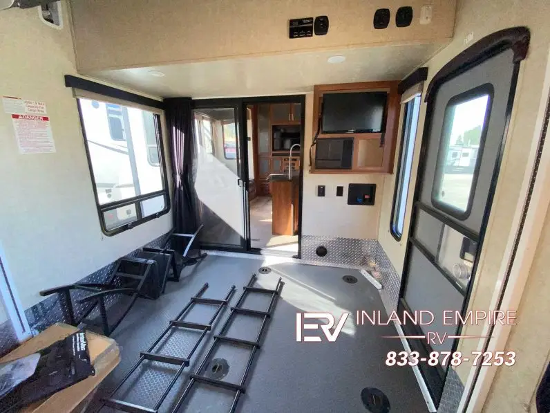 
								2015 Keystone Fuzion Chrome 331 full									