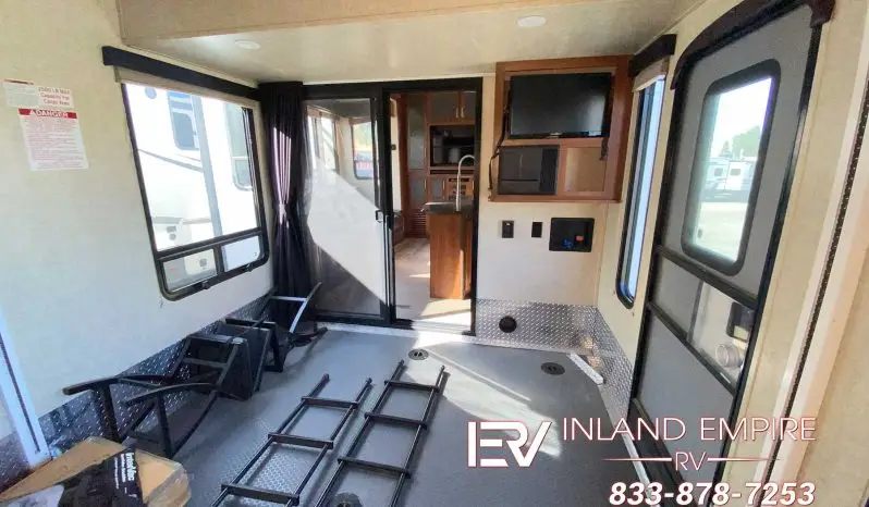 
								2015 Keystone Fuzion Chrome 331 full									