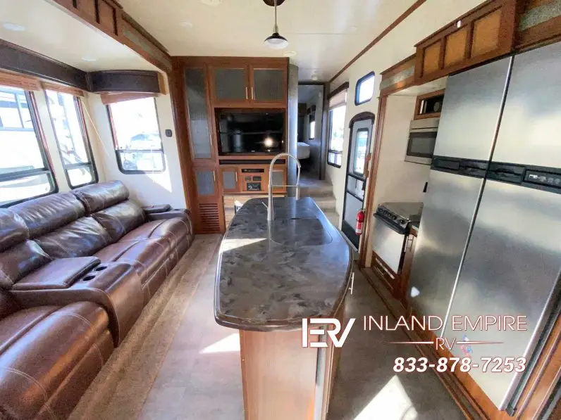 
								2015 Keystone Fuzion Chrome 331 full									