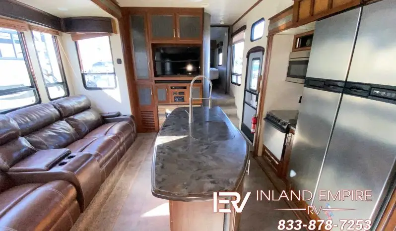 
								2015 Keystone Fuzion Chrome 331 full									