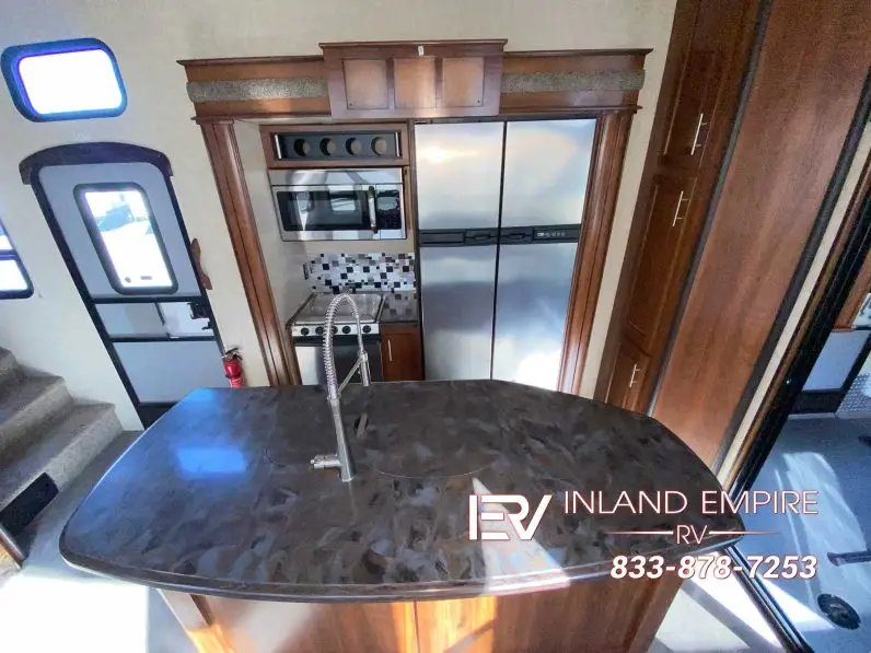 
								2015 Keystone Fuzion Chrome 331 full									