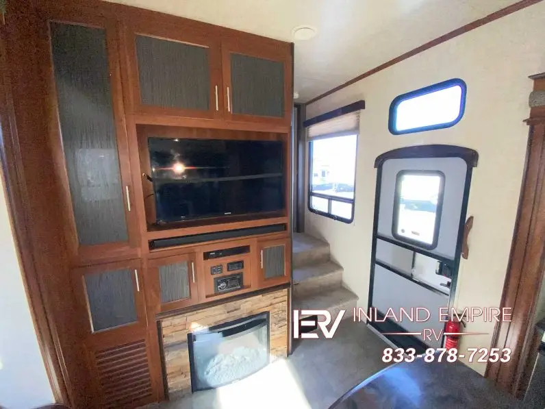 
								2015 Keystone Fuzion Chrome 331 full									