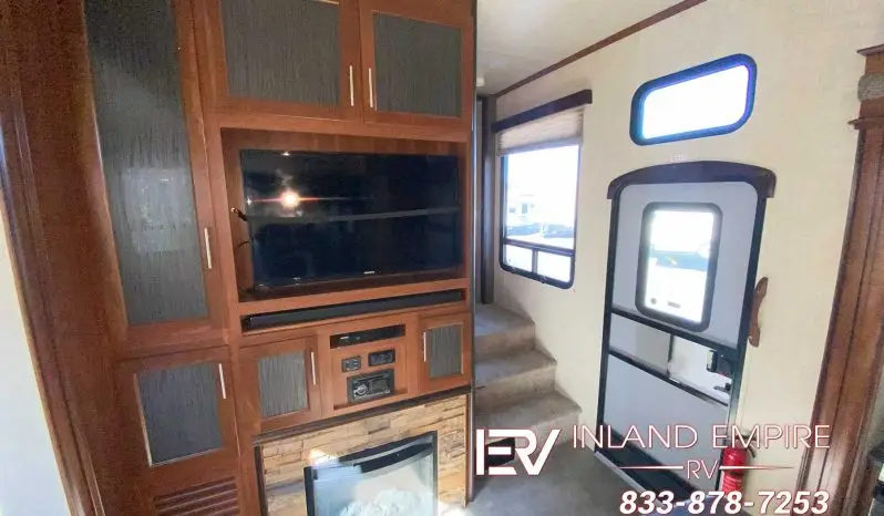 
								2015 Keystone Fuzion Chrome 331 full									