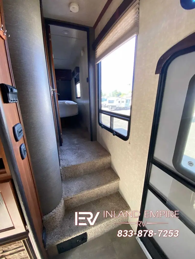 
								2015 Keystone Fuzion Chrome 331 full									
