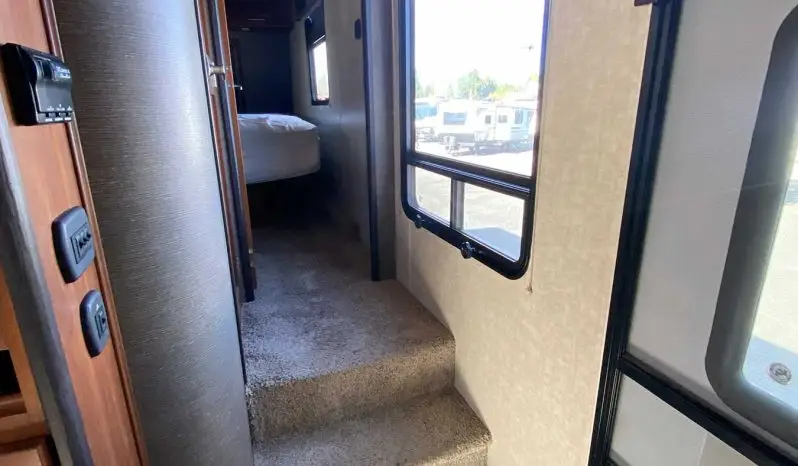 
								2015 Keystone Fuzion Chrome 331 full									
