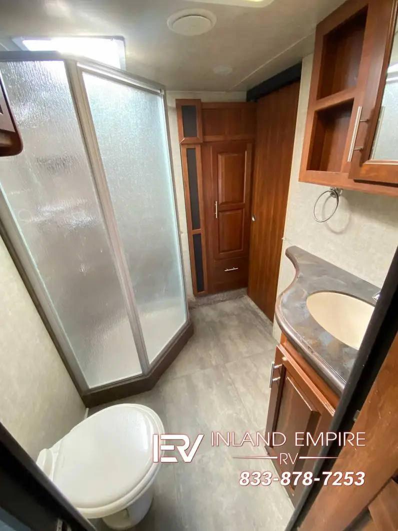 
								2015 Keystone Fuzion Chrome 331 full									