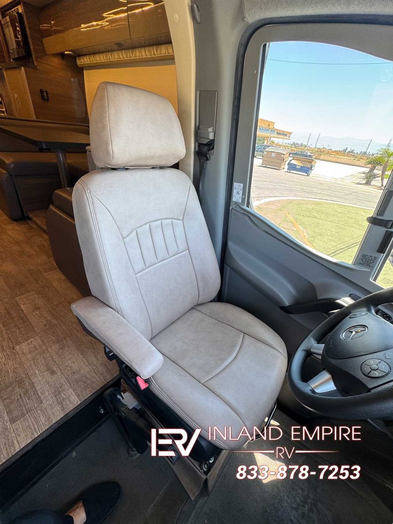 
								2018 Winnebago Navion 24J full									