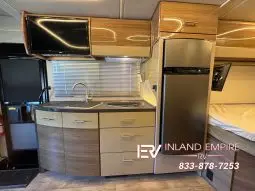 
										2018 Winnebago Navion 24J full									