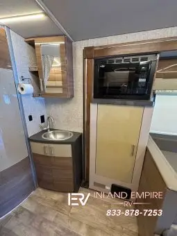 
										2018 Winnebago Navion 24J full									