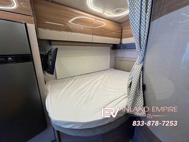 
								2018 Winnebago Navion 24J full									