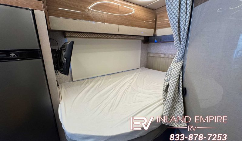 
								2018 Winnebago Navion 24J full									