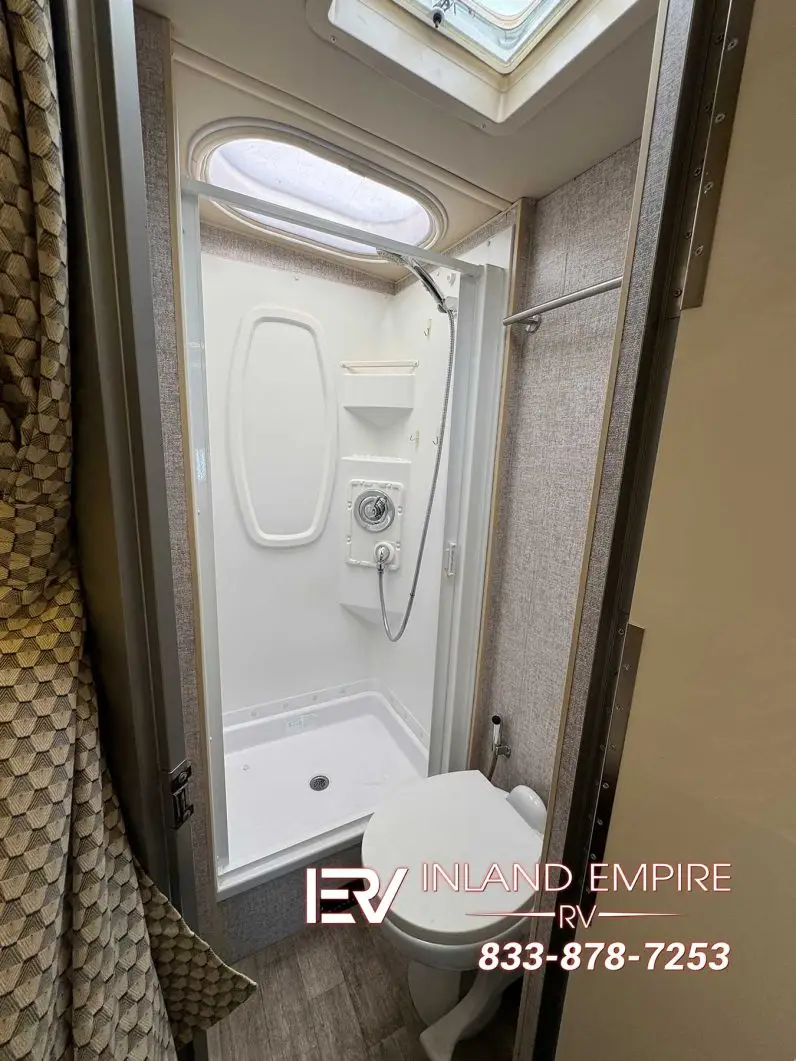 
								2018 Winnebago Navion 24J full									