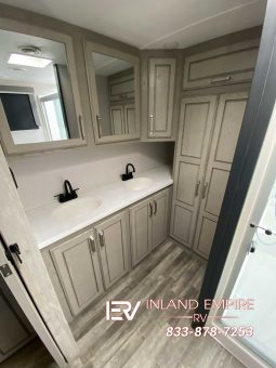 
										2022 Keystone Alpine 3712KB full									