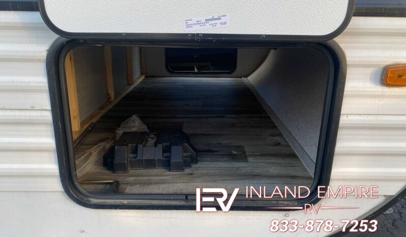 
								2025 Crossroads Zinger Lite 260BH Used Travel Trailer RV For Sale in Colton CA full									